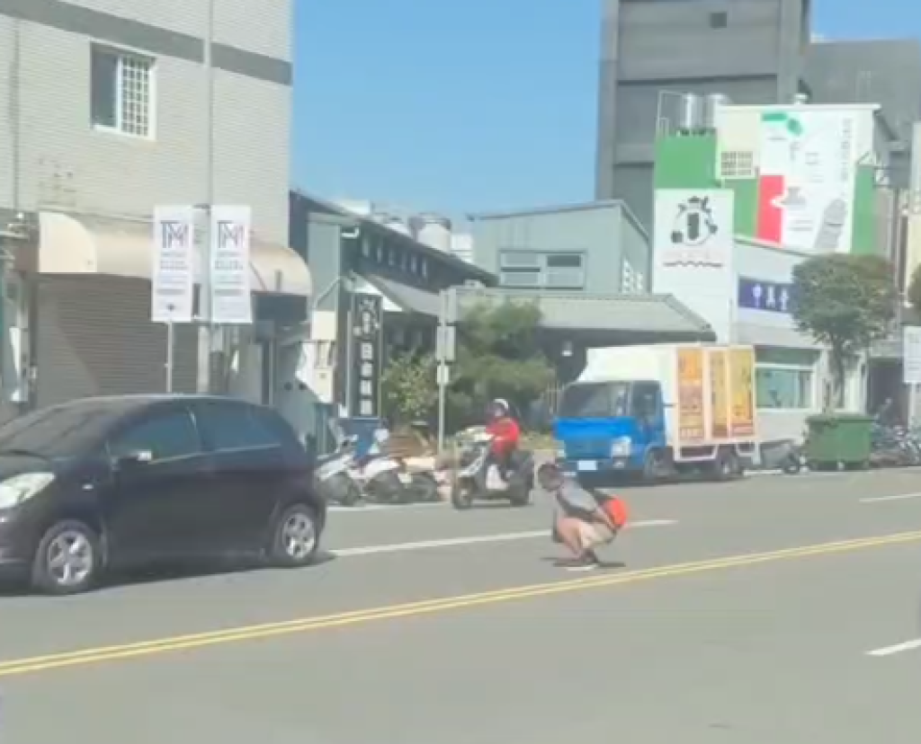 馬路練體能？彰化男子一路青蛙跳 網友：玩真心話大冒險輸了？