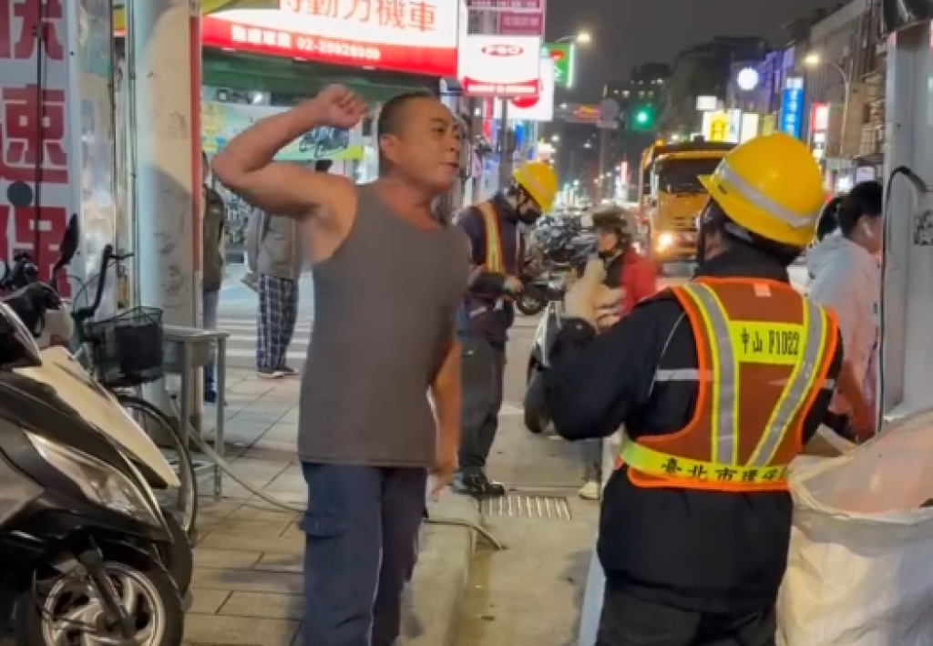 影／疑垃圾遭拒收！男怒嗆清潔隊員「打到你趴在地上」、「你靠我們吃飯」　北市環保局提告了