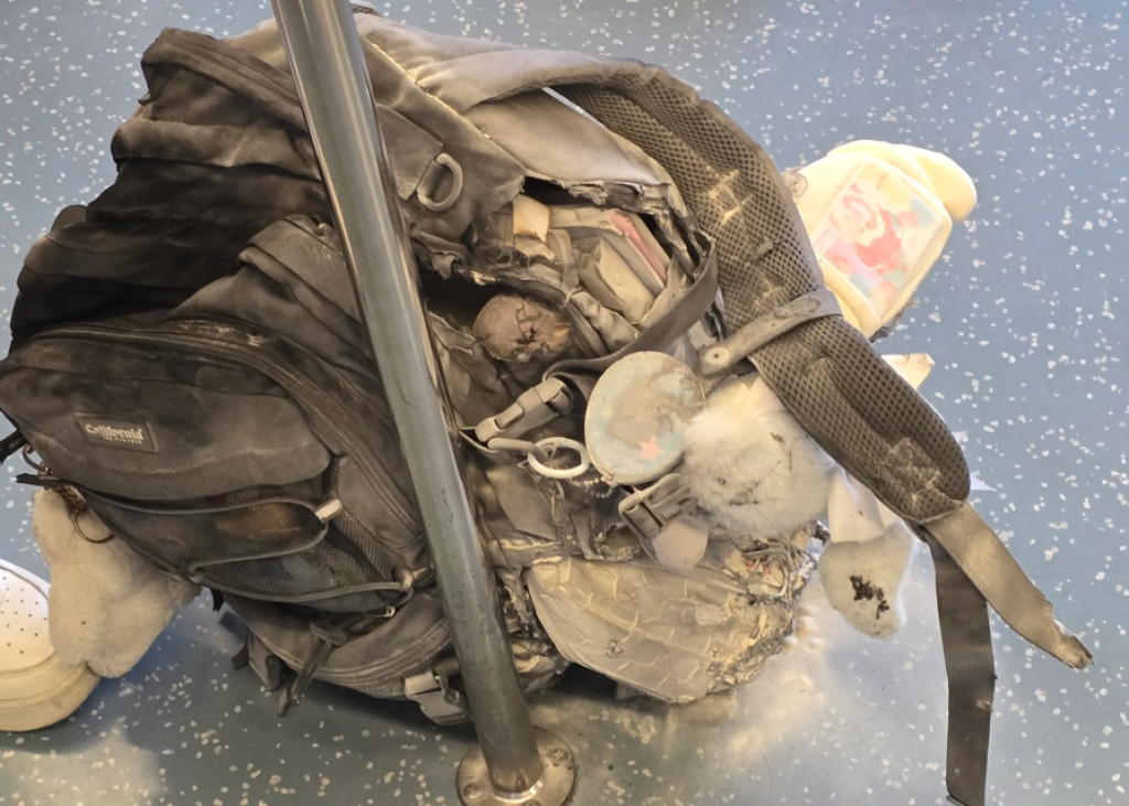 影／台鐵車廂突冒白煙！疑乘客行動電源燃燒　民眾急拿滅火器滅火