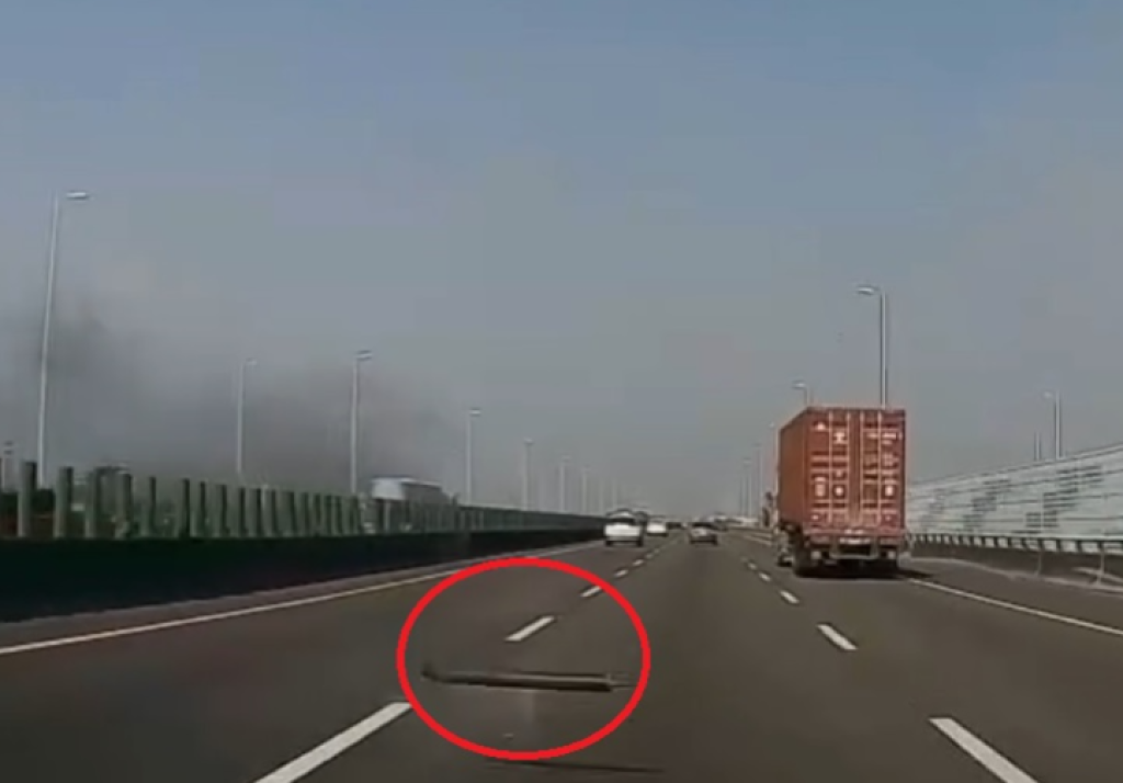 國道驚魂!脫落傳動軸飛來迎面撞擊安全氣囊炸開 駕駛:人生跑馬燈走一回