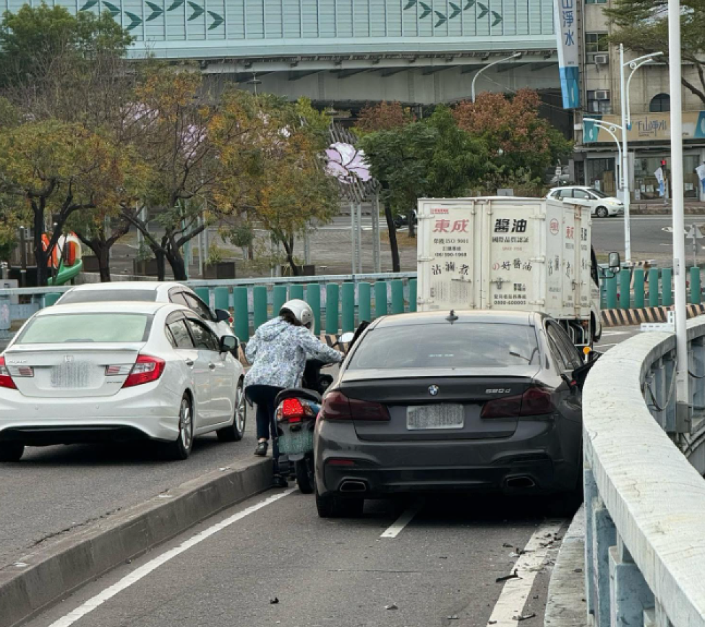 嘉義轎車誤闖機車專用道！　車體磨擦護欄安全氣囊炸開駕駛受輕傷