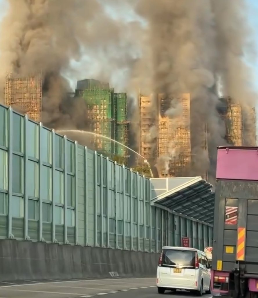 香港大埔宏福苑五級烈火奪4命　37歲消防員殉職　爆炸聲不斷嚇壞住戶