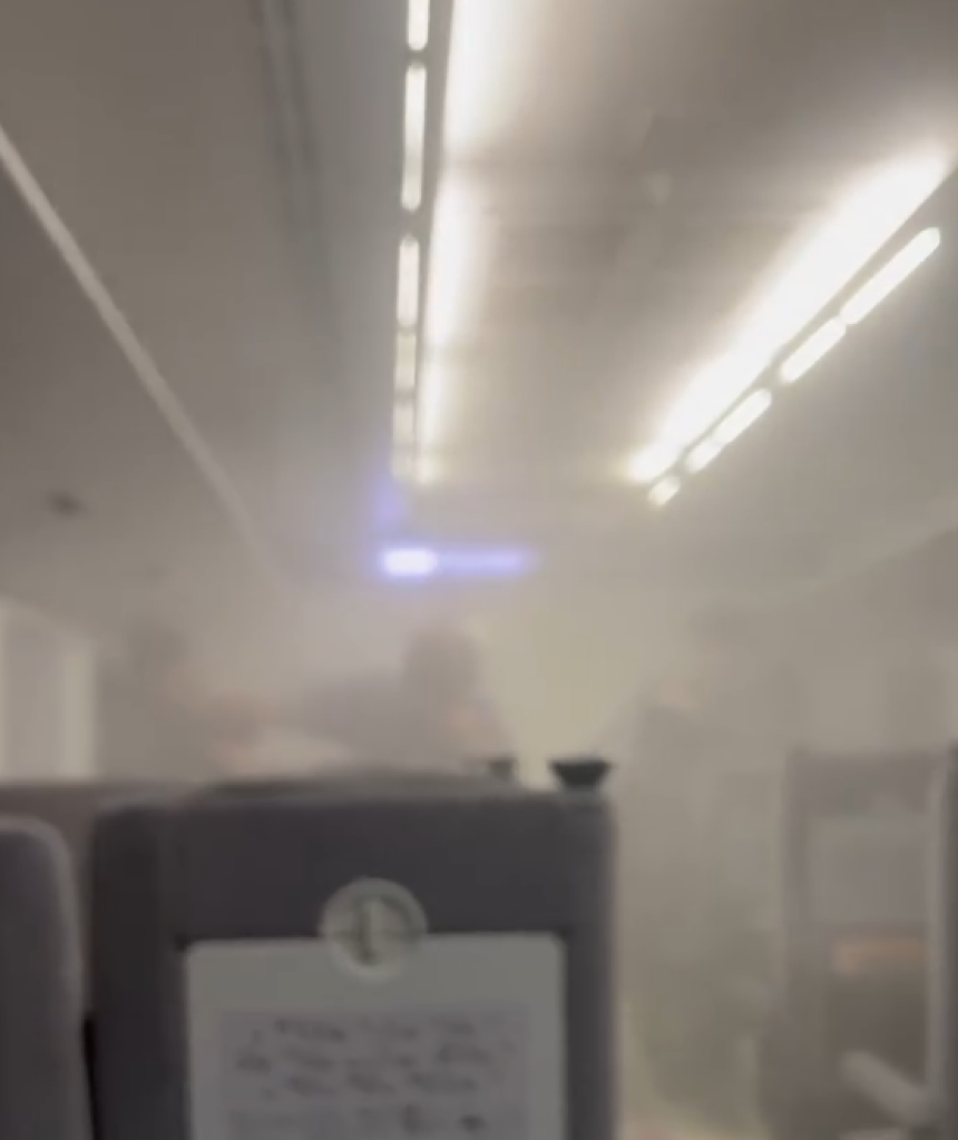 台鐵狂客！自強號車廂內噴滅火器遭旅客壓制　直擊民眾：是要多幸運才能看到這個場景
