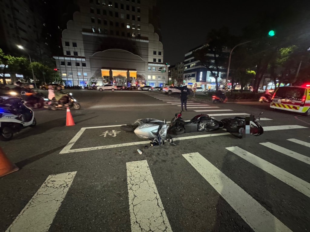 連環撞! 老翁擦撞同向騎士 波及待轉機車 肇事者倒地慘被車壓　