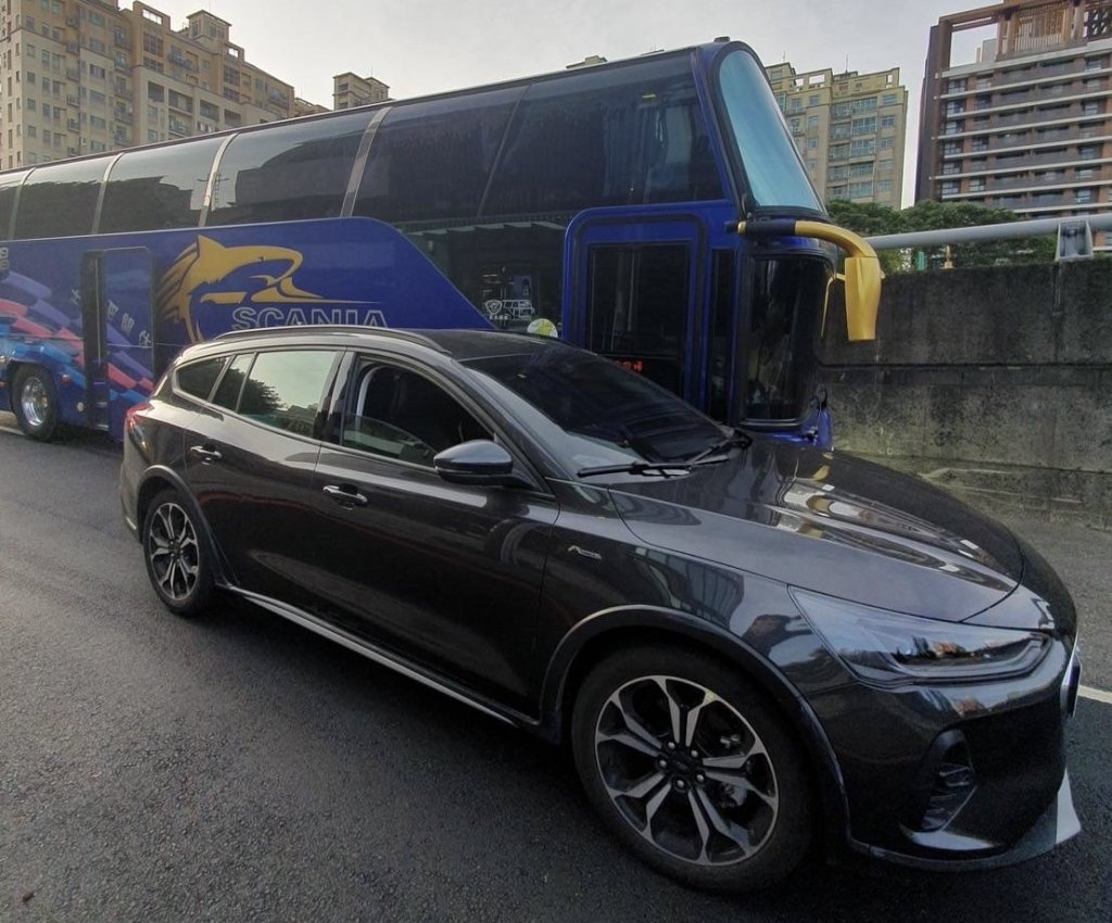 扯! 竹市建華國中校車駕駛酒駕 擦撞轎車 酒測0.54慘了