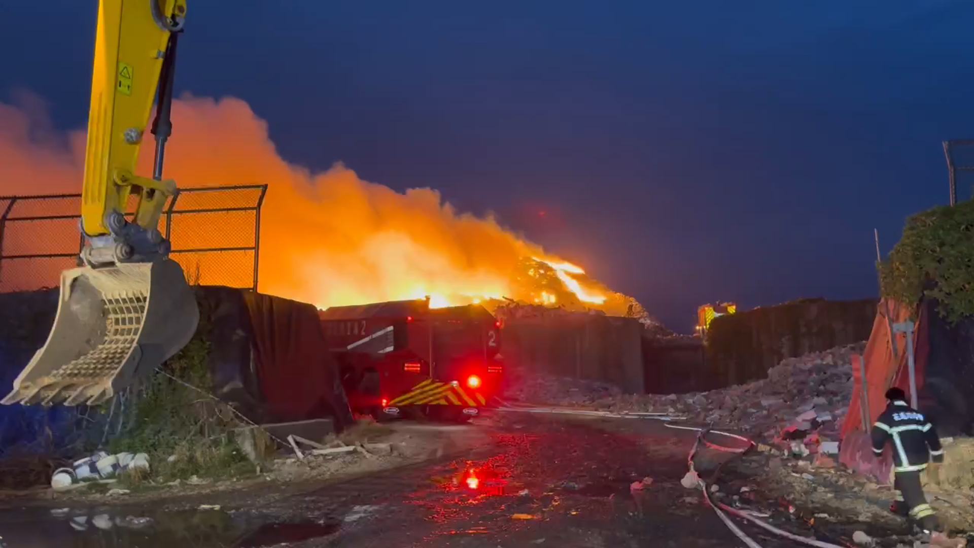 影音/花蓮華東垃圾場火警 風勢助長火勢臭味漫天