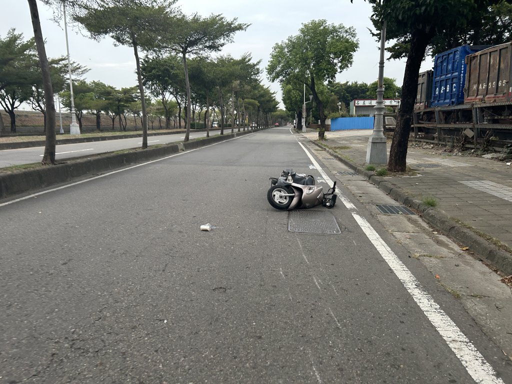清晨騎車失控自撞路樹　台中霧峰環河路機車騎士送醫