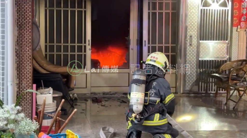 快訊／高雄透天清晨竄火！移工被救出發抖、落淚