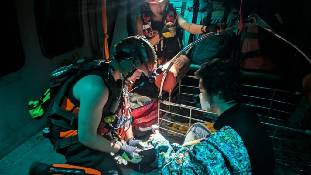 浪太大船靠不了　黑鷹直升機深夜急救麥寮外海油輪傷患