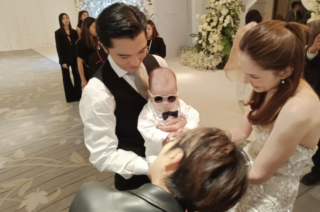 抱著5個月萌兒走紅毯！許瑋甯、邱澤補辦婚宴　迷你西裝寶寶成全場焦點