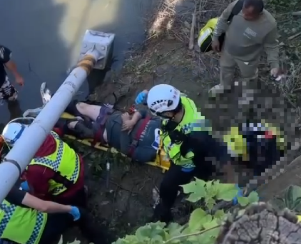苗栗頭份夫妻被撞落水溝！　轎車失控肇事另撞斷燈桿