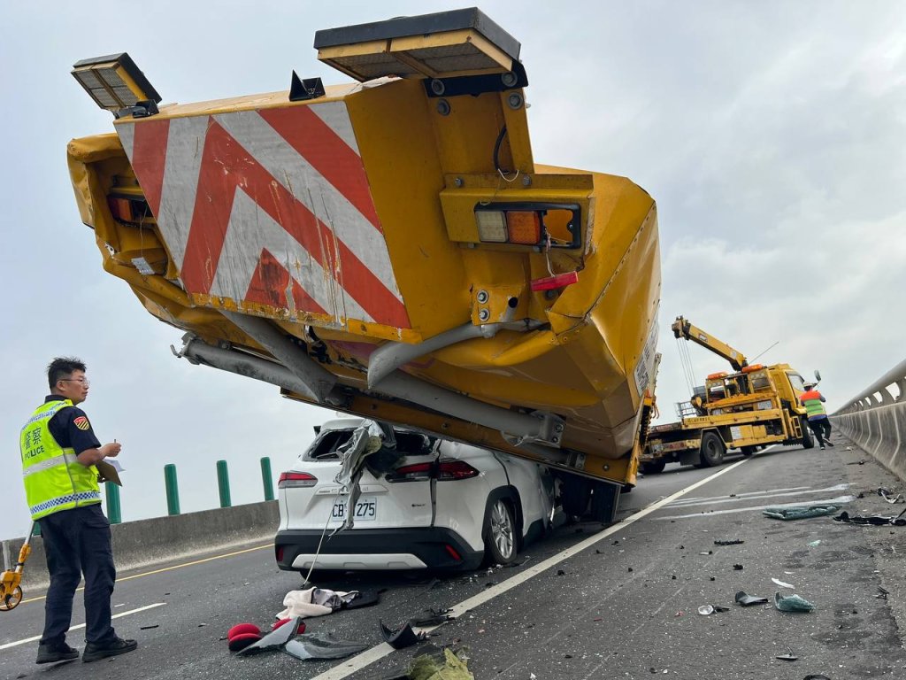 台61西濱奪命追撞！休旅車猛撞工程車　22歲男胸骨碎裂慘死車內