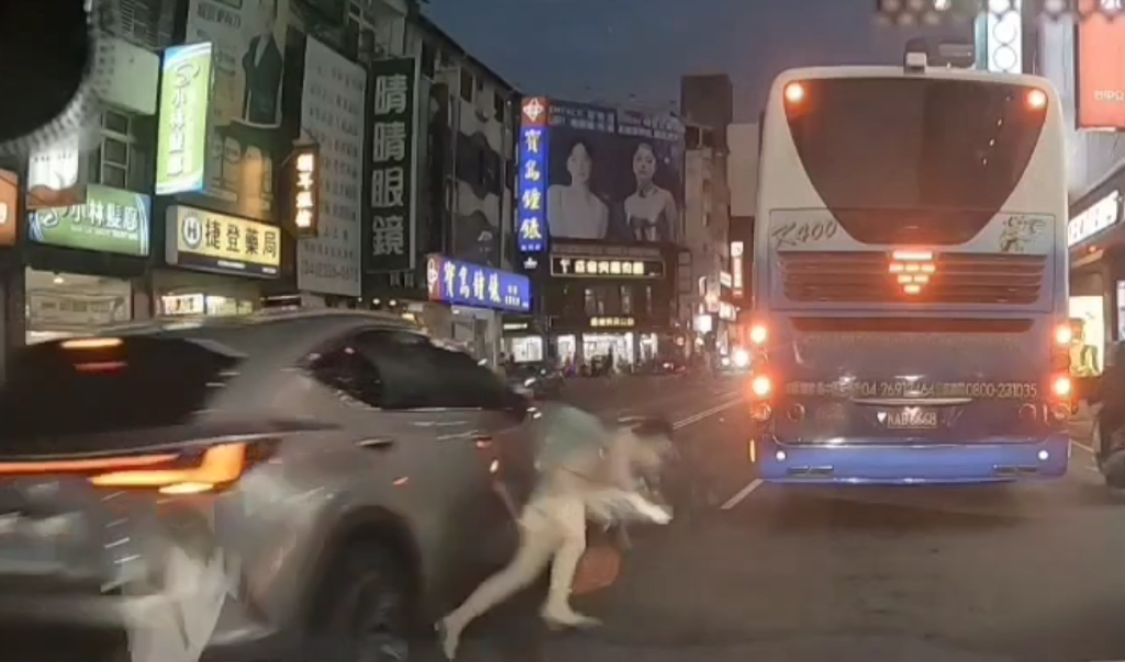 撞擊畫面曝光！ 　台中婦人不走行人穿越道過馬路遭撞傷