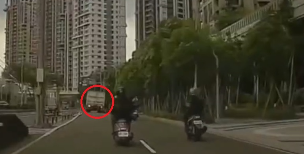 中和死亡車禍！　機車大貨車相撞32歲男騎士傷重不治
