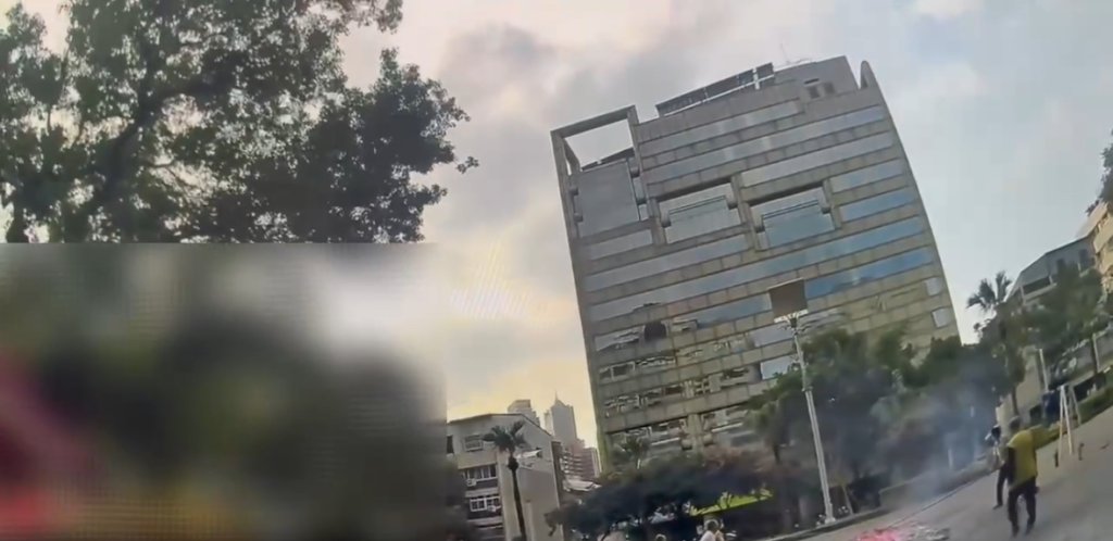 誇張! 高雄嘉陵街祭典馬路燒紙錢冒濃煙 警環聯手開罰