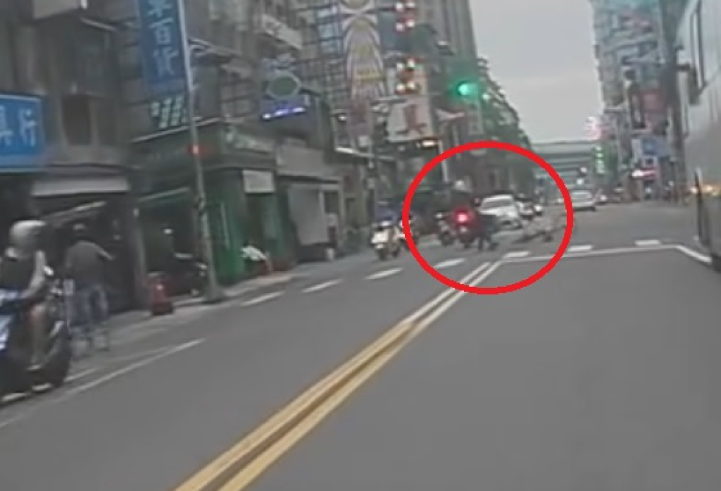 撞擊畫面曝光!新北國中生騎腳踏車闖紅燈與機車相撞 目擊者斥:「想晚7天回家嗎?」
