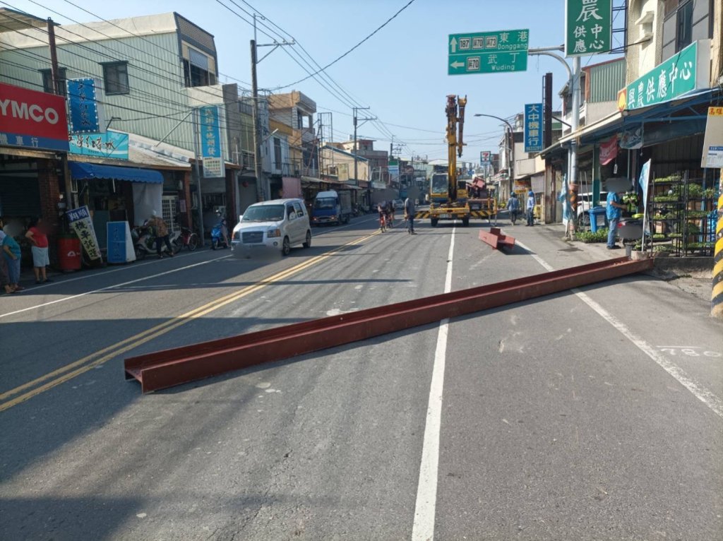 驚! 曳引車行經崁頂中正路「鋼梁突飛出」砸毀民宅外水泥墩