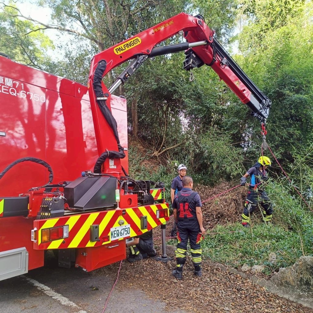 苗栗鯉魚潭水庫吉普車墜落50公尺邊坡 消防隊員吊掛救出駕駛