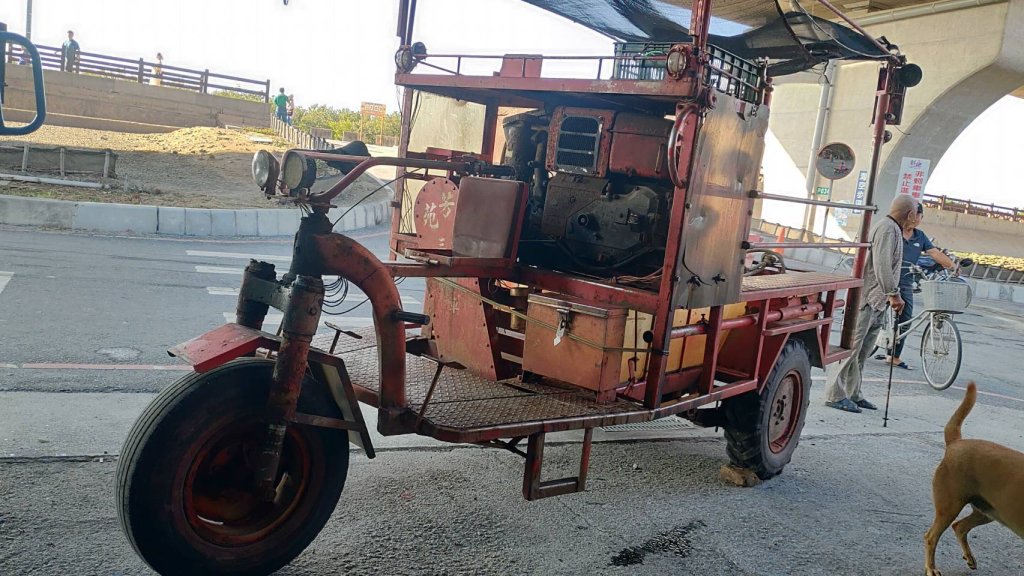 彰化芳苑觀光鐵牛蚵車翻覆! 10名遊客受傷送醫