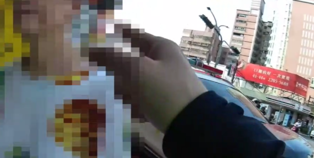 婦人騎機車違規被攔急稱「趕時間」 女警詢問原因告之「百分之兩百是詐騙!」