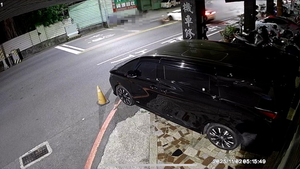 有片／阿志頭89酒駕「戰鬥陀螺式」撞擊！騎士人車噴飛數尺趴地　駕駛攜女落跑