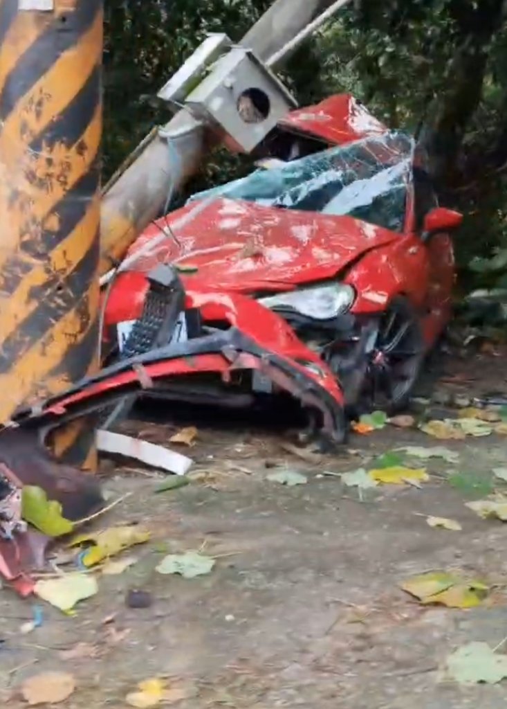石碇車禍！紅色跑車自撞電桿「糜糜卯卯」　駕駛昏迷送加護病房