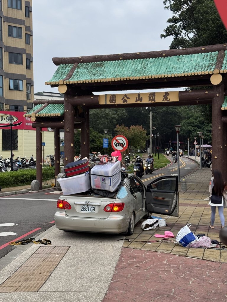 桃園阿伯開「移動城堡」上路 網友：這是要搬家嗎？