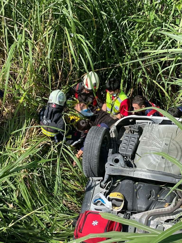 台東轎車翻落橋下！-　男駕駛及2歲女兒送醫。