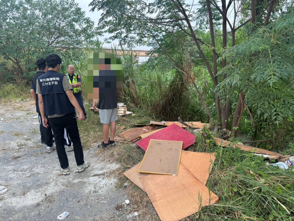 棧板亂丟貓羅溪河岸！彰化警循線揪出自小貨車