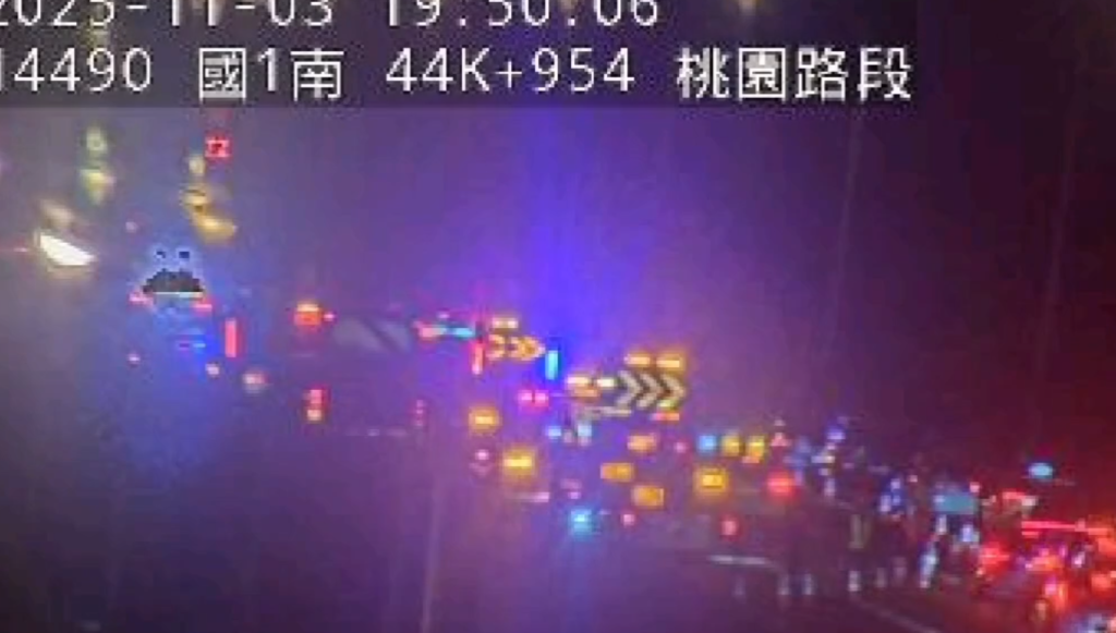 國道1號桃園路段連車禍！　1人受困車底消防隊員救出送醫