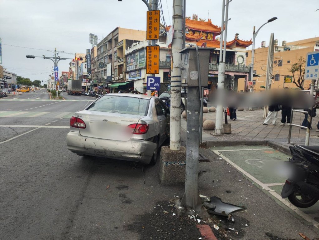 東港男倒車出包「連撞4機車再撞燈桿」 車頭全毀 誇張撞擊畫面曝