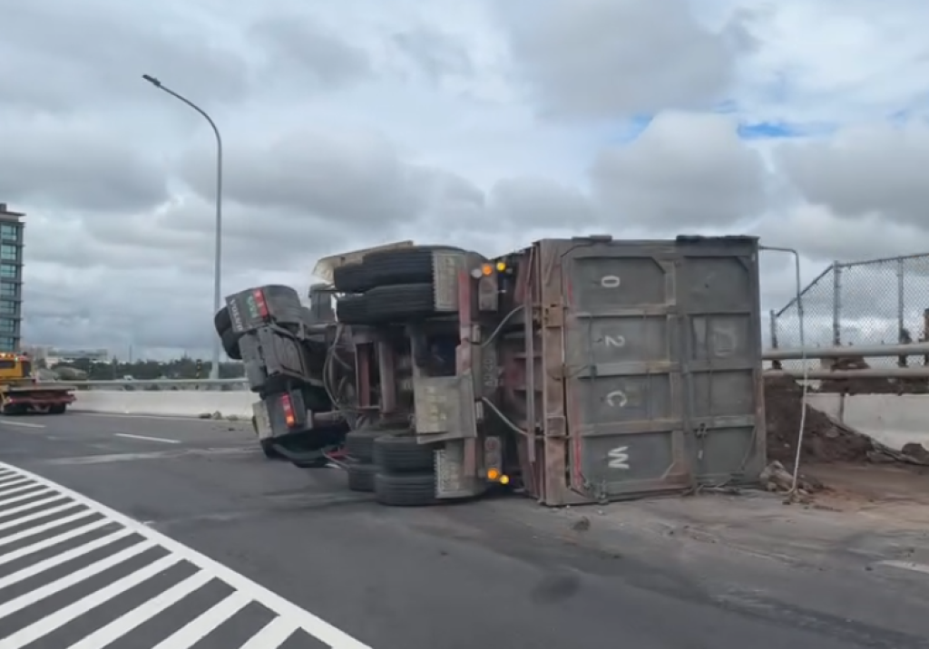 國道3號事故！-　大溪路段砂石車翻覆封閉兩線車道