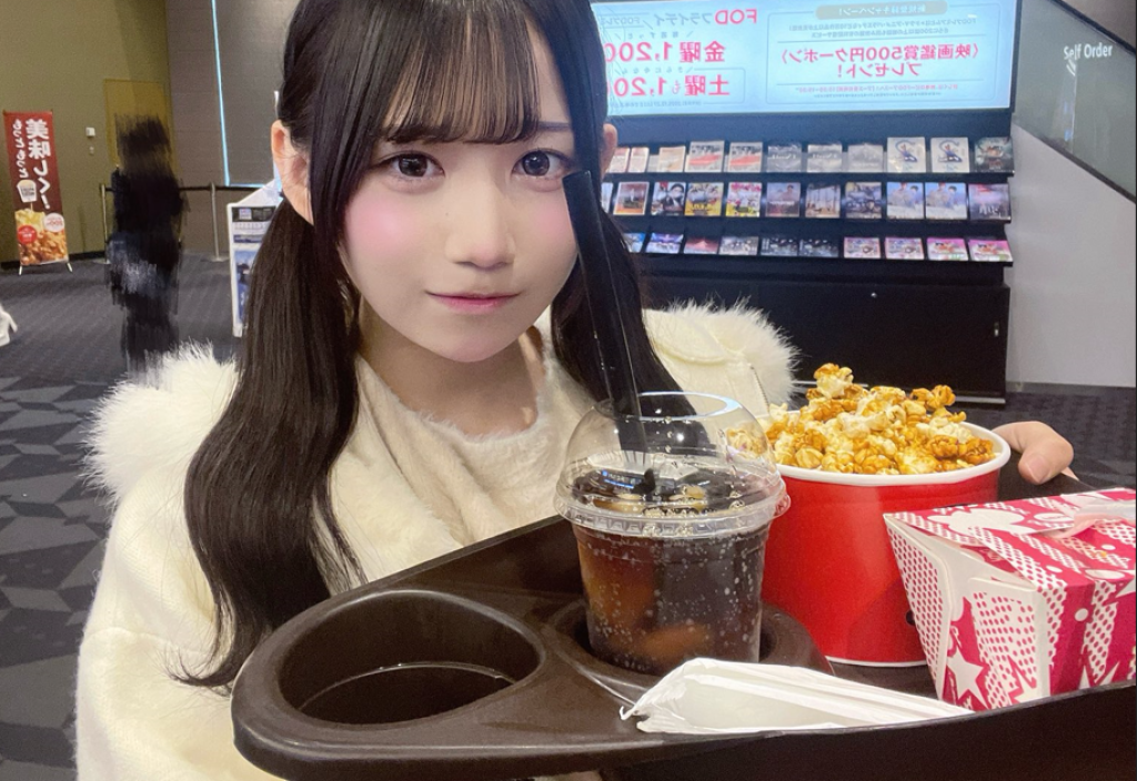 17歲女團成員PO看電影照！網友抓包「飲料杯倒影疑出現男友」　引發熱議遭退團