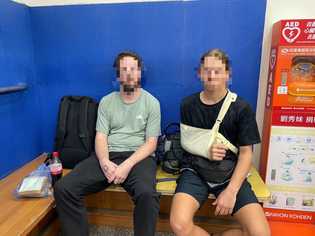 又是你們!-紙牌募醫療費-兩俄男環島到高雄-警及移民署出手了