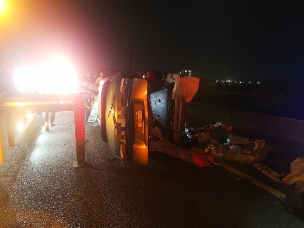 車爆胎翻覆駕駛酒測爆表！ 　國道1號追撞事故兩人受傷