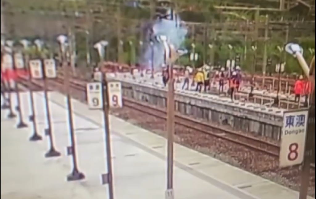 影/東澳車站工安意外!工人誤觸台鐵2.5萬伏特高壓電 全身冒煙影片瘋傳