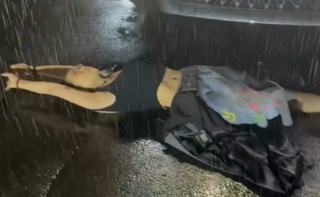 影／窄巷行車糾紛！女大鬧躺地上擋車「我三鐵的怕你喔」　警到場抬走強制送醫