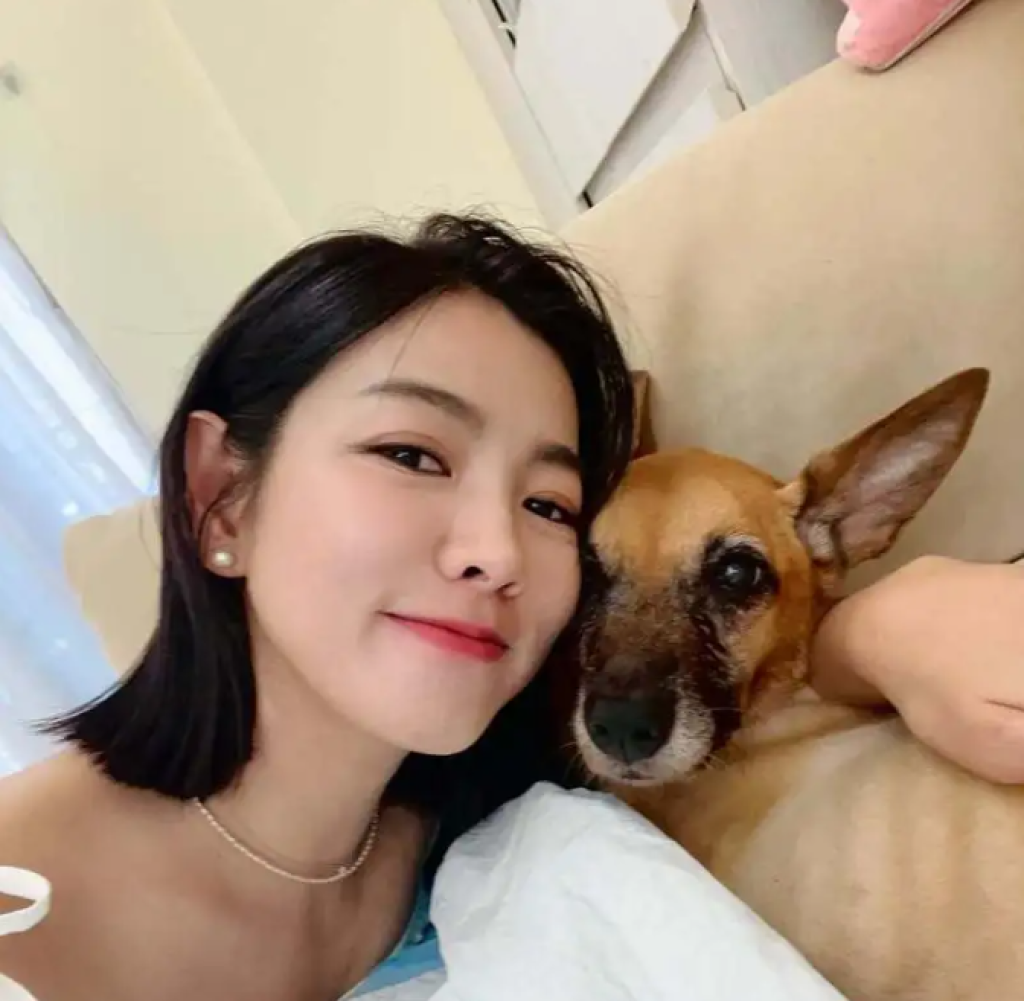 米可白又被叫成狗!新技能「聞行李」 本人高EQ回應