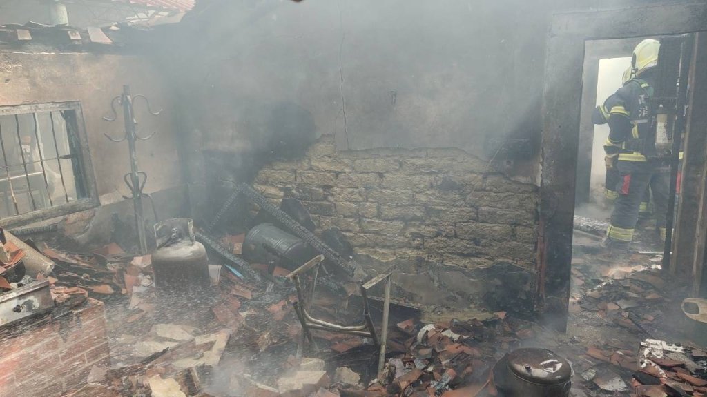 快訊/慟!高雄平房雜物間起火狂燒 9旬翁成焦屍身亡