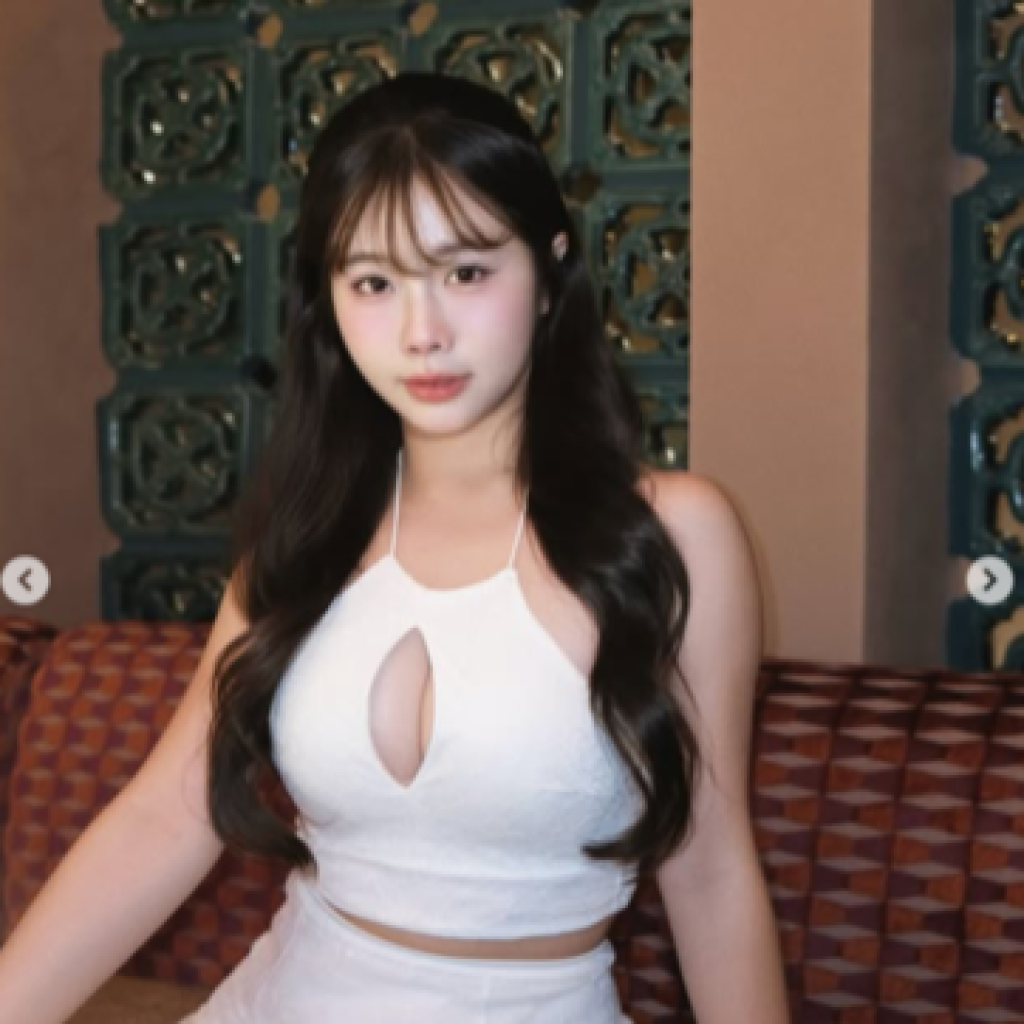 啦啦隊女神賴可「胸前鏤空」登場　火辣曲線超不科學