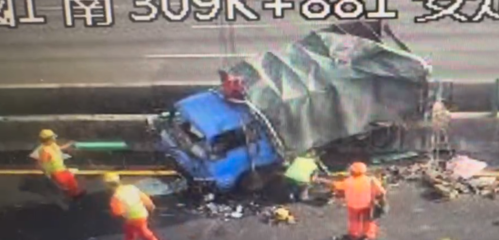 國道1號南下安定路段事故！　3輛貨車相撞1車翻覆車流回堵