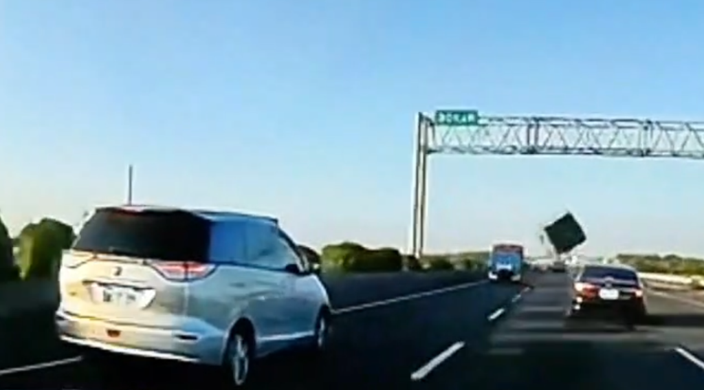 國道驚魂! 小貨車上雞籠掉落砸車