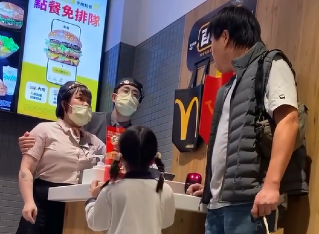 影/餐點沒了還要點?男麥當勞櫃台與女店員爭吵 嗆:妳們是服務業叫店長出來