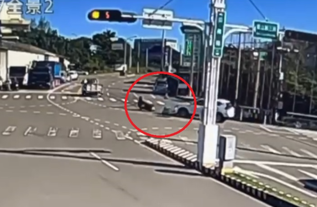 撞擊畫面曝光! 竹南機車遭自小客車擊落騎士骨折送醫