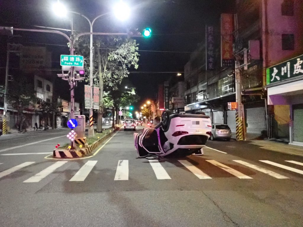 撞擊畫面曝光！　台中沙鹿女子駕車恍神自撞分隔島翻覆
