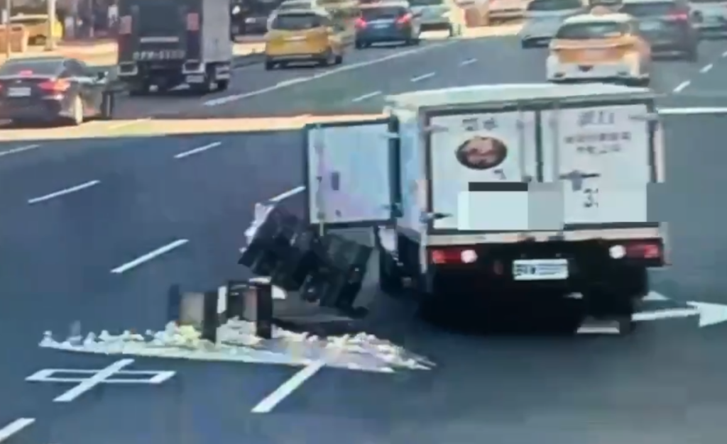 車門沒關好釀禍! 載蛋小貨車轉彎雞蛋甩出車外蛋汁流滿地