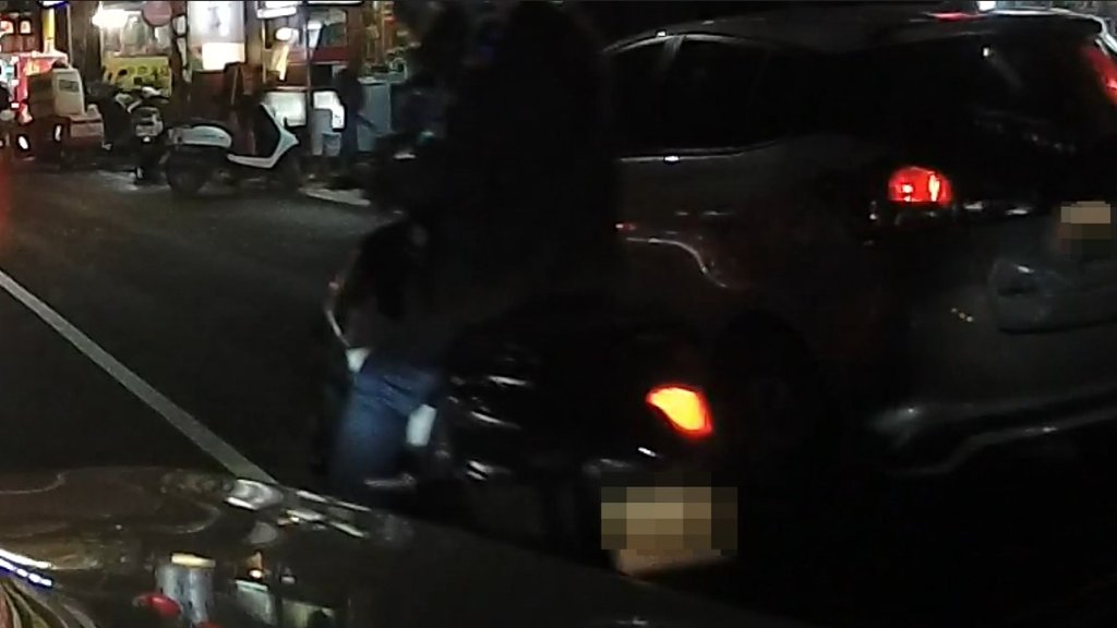 以為「踏板彈出」沒事?女騎士誤撞逃逸 最後賠錢又挨罰損失慘重