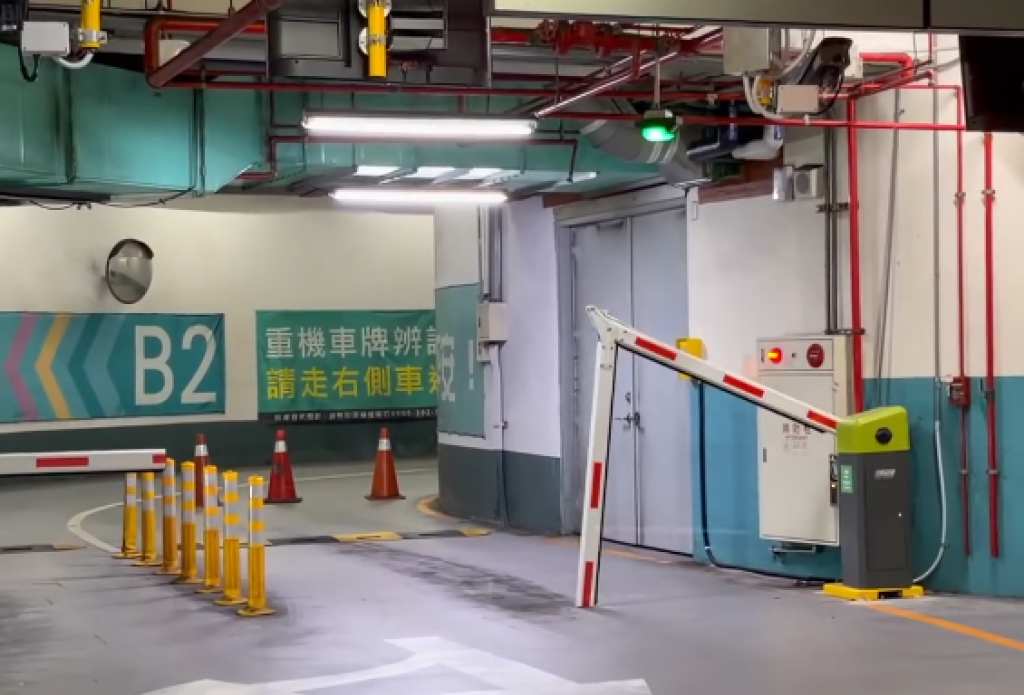 奪魂鋸?!停車場柵欄「折成L形」照樣上班！網笑：萬聖節過了它還不知道