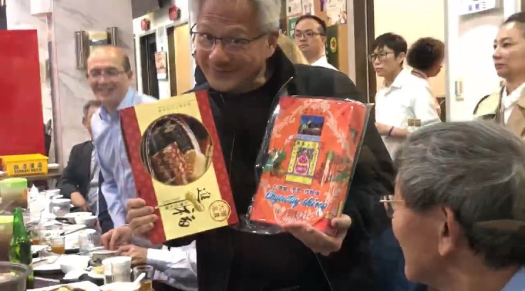 黃仁勳大啖台南美食!牛肉爐嗑完衝冰店「外帶上機吃」 顧客見他來超驚喜