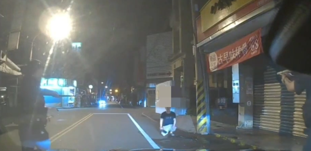 花蓮玉里男子暗夜持刀趴趴走 員警迅速壓制逮捕